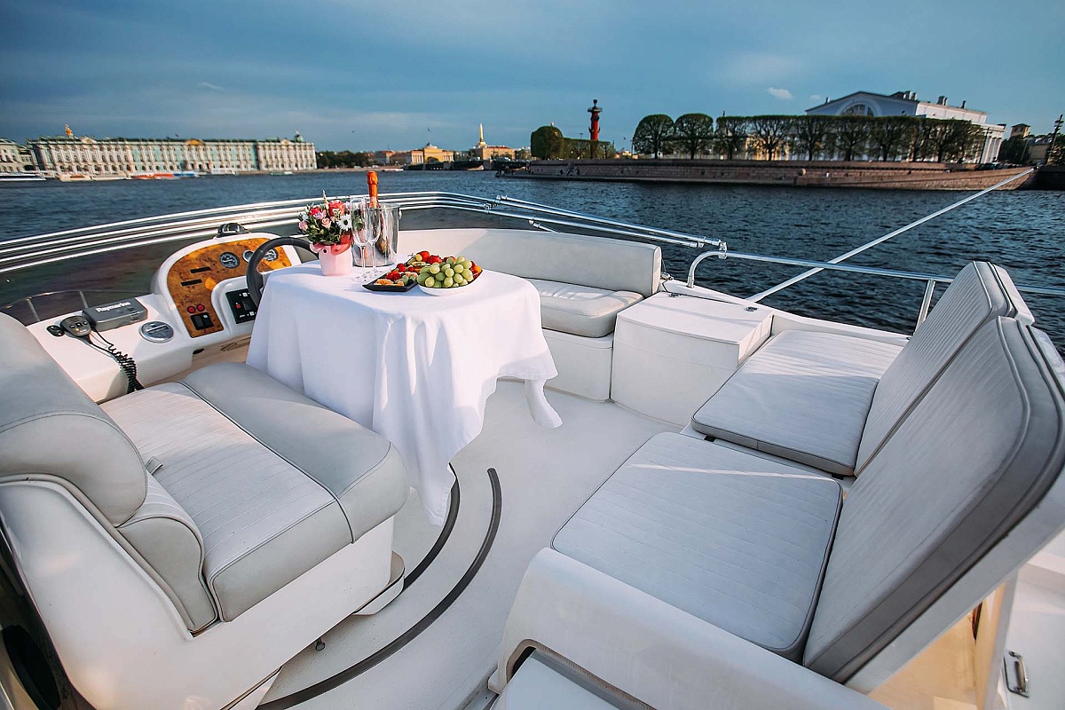 Аренда моторной яхты Sealine 39 АМО в Санкт-Петербурге